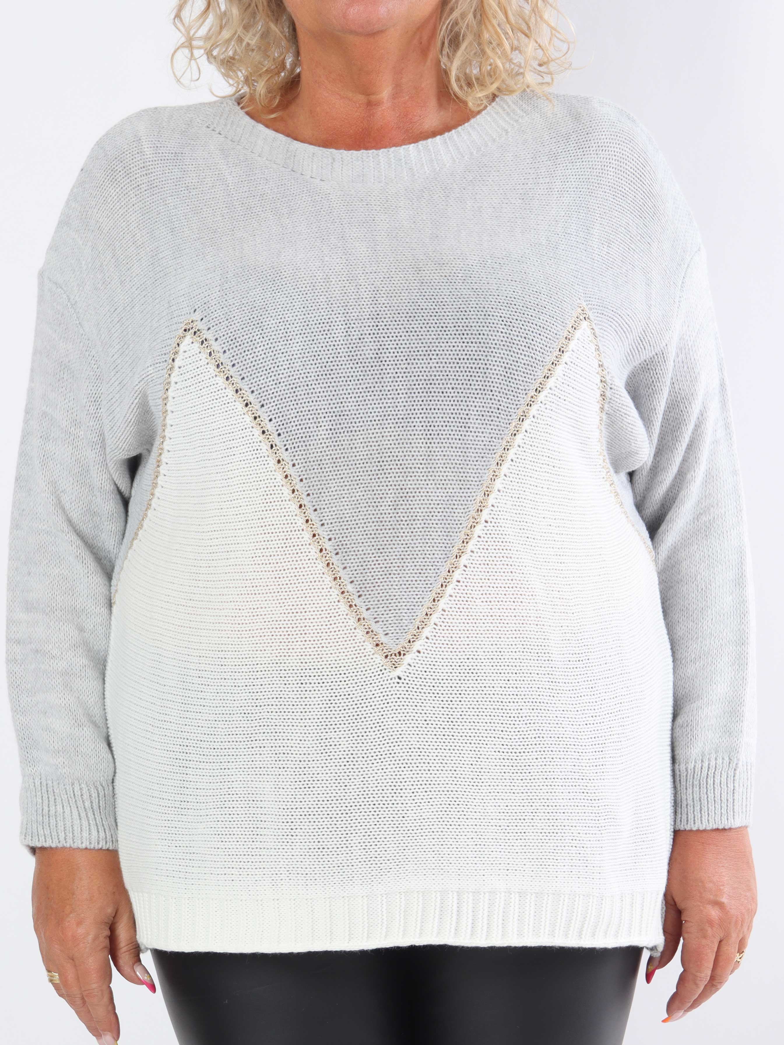 Amara Short - Tofarvet plus size strikbluse med gulddetaljer